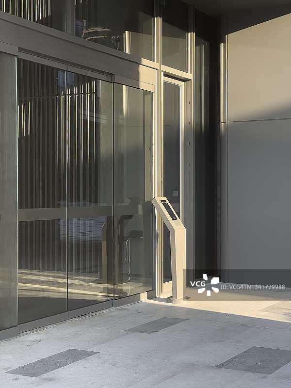 公寓门上的刷卡门禁设备图片素材