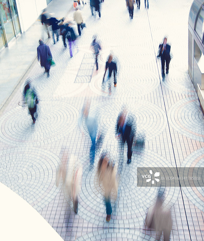 在东京行走的人群图片素材