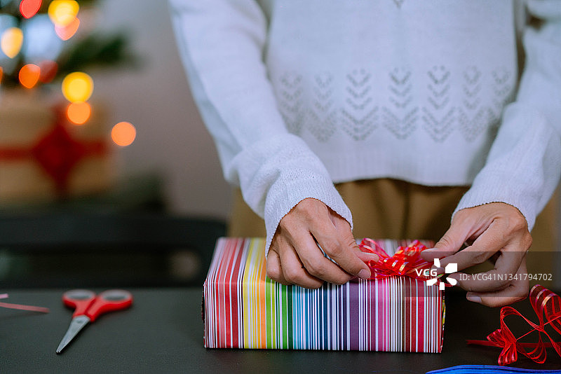 年轻女子正在包装礼品盒图片素材