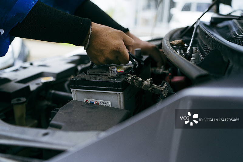 汽车修理工更换新电池图片素材