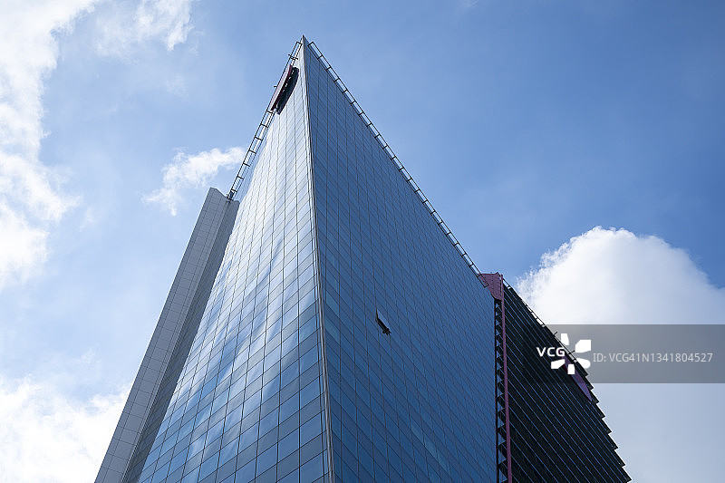 蓝天下的现代玻璃建筑图片素材