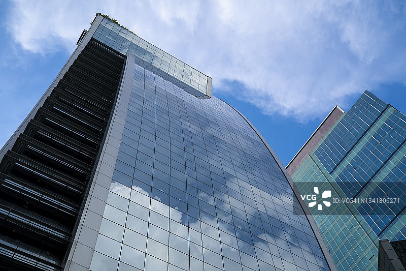 现代办公大楼的着色图像，仰视角度图片素材