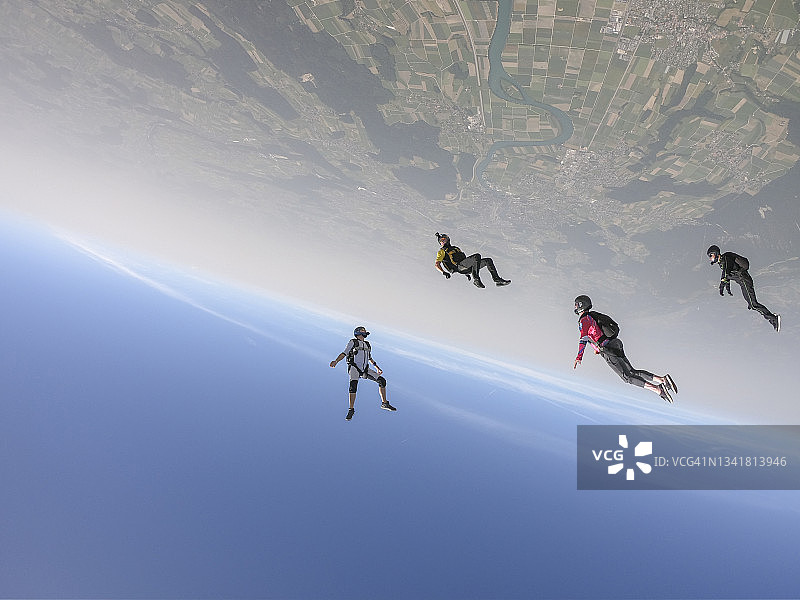跳伞运动员倒立穿过天空图片素材