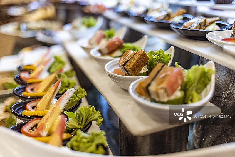 婚礼自助餐上的各种彩色小吃图片素材