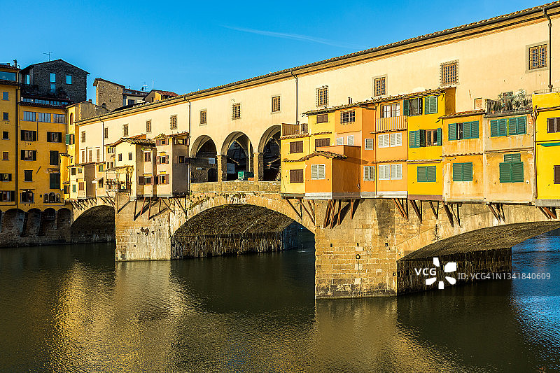 日出时分的阿诺河老桥图片素材