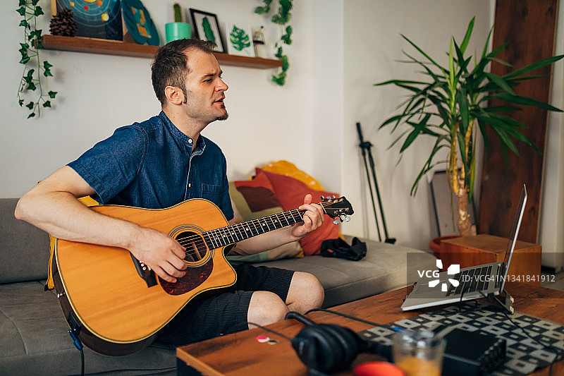 技术让一切变得更容易，例如在线乐队排练图片素材