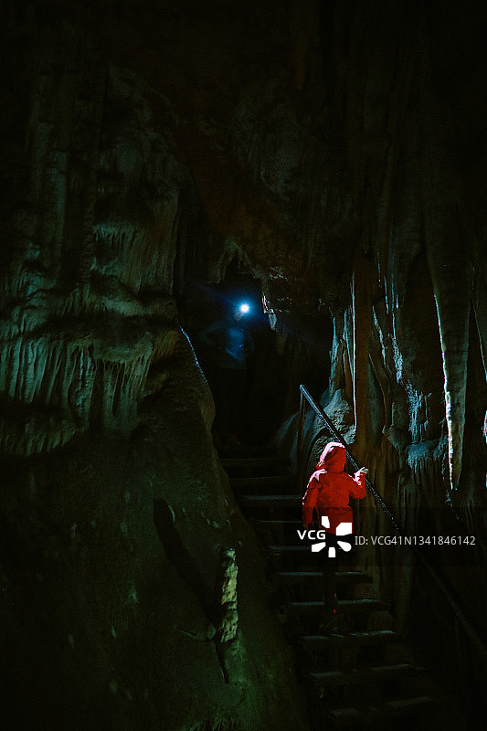 游客母女在地下洞穴中行走图片素材