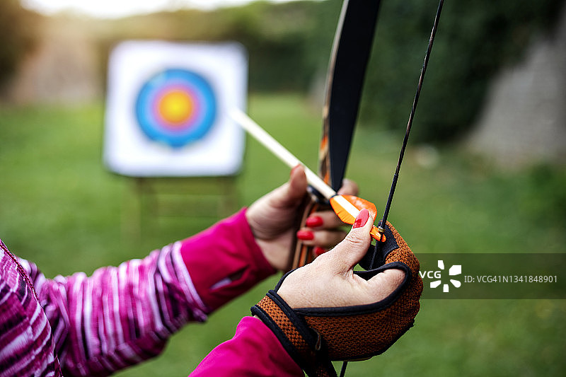 在射箭场的女人图片素材