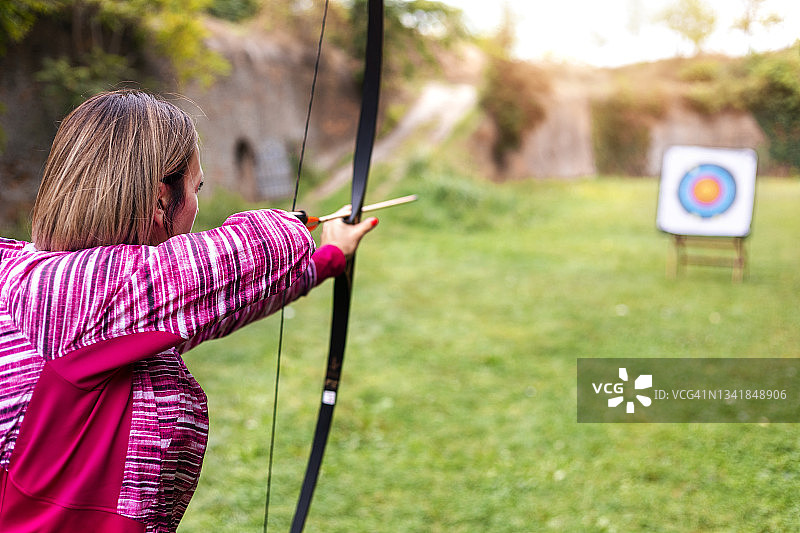在射箭场的女人图片素材