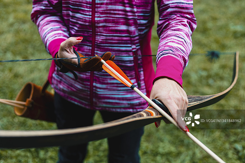 在射箭场的女人图片素材