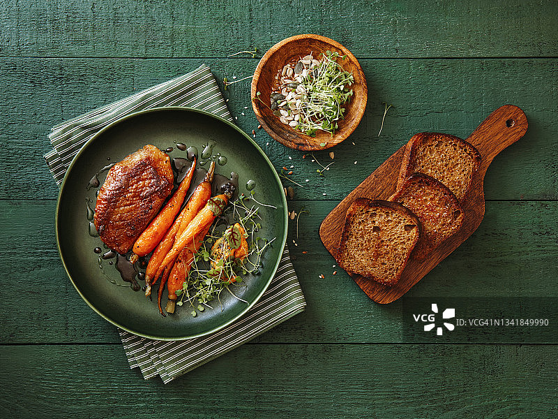 烤鸭胸配蔬菜图片素材