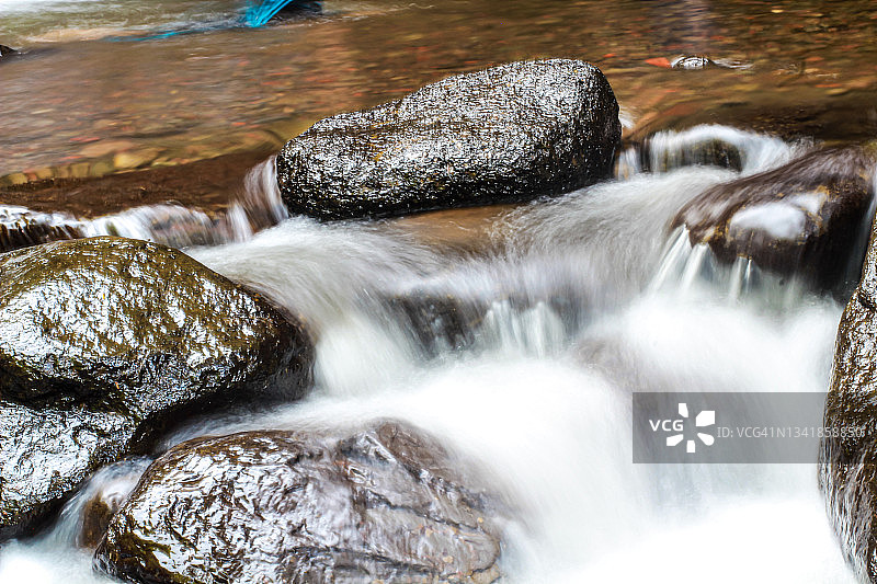 柔和的流水图片素材