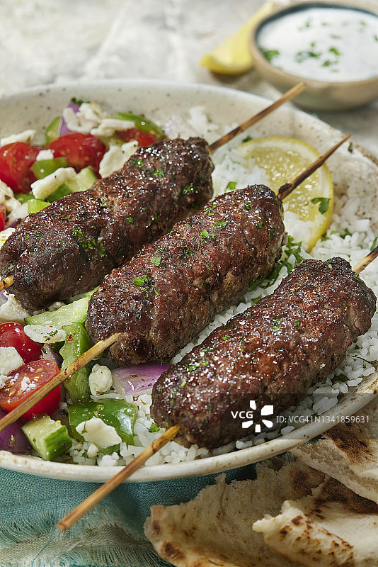 牛肉烤肉丸配希腊酸奶酱和柠檬图片素材