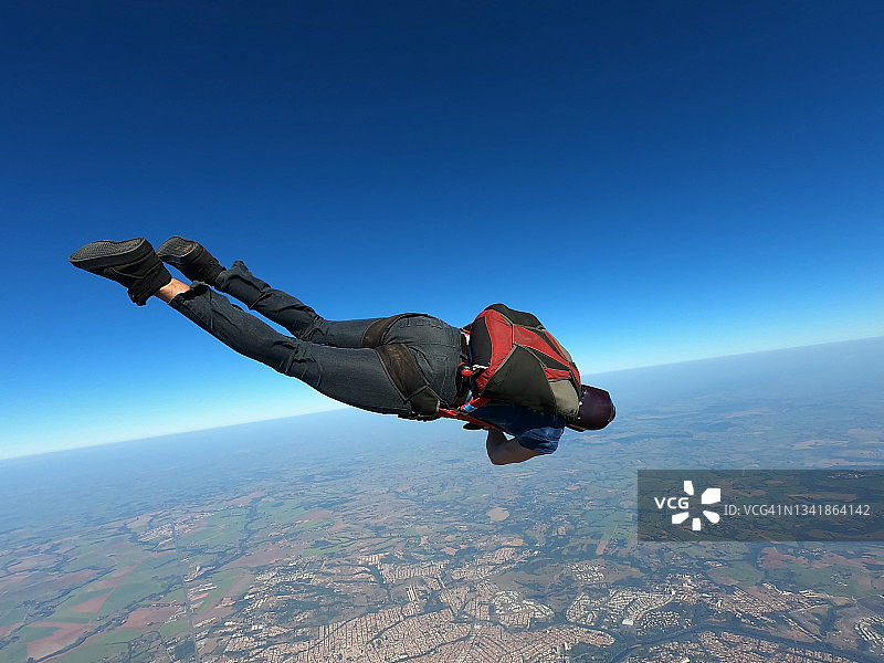 跳伞运动员在自由落体中进行伸展动作图片素材