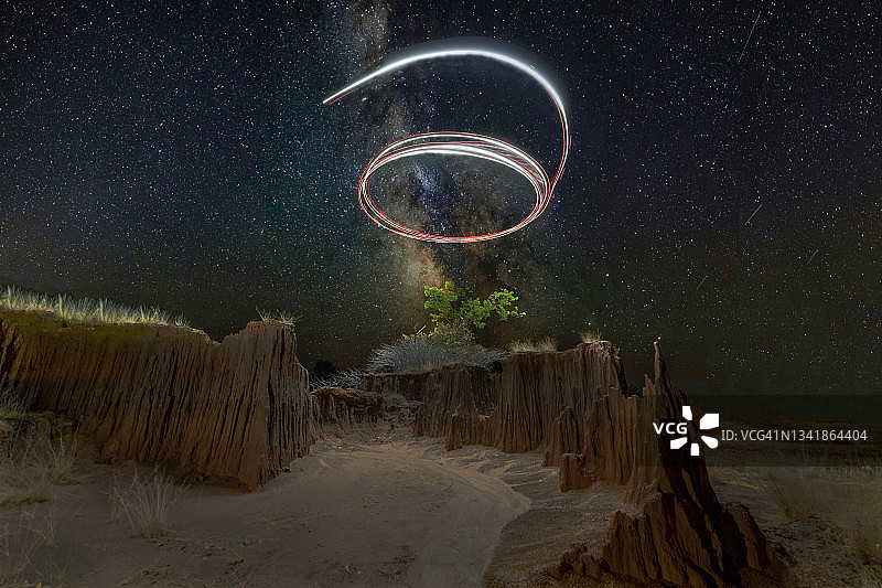 大峡谷悬崖侵蚀丘陵上方的银河，泰国沙缴府无人机光绘螺旋图像图片素材