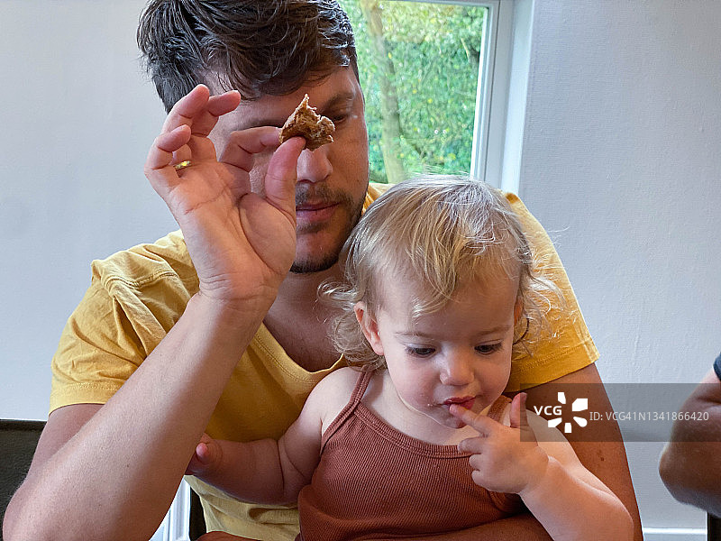 自豪的父亲和女婴图片素材