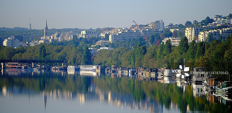圣克卢镇在塞纳河中的倒影图片素材
