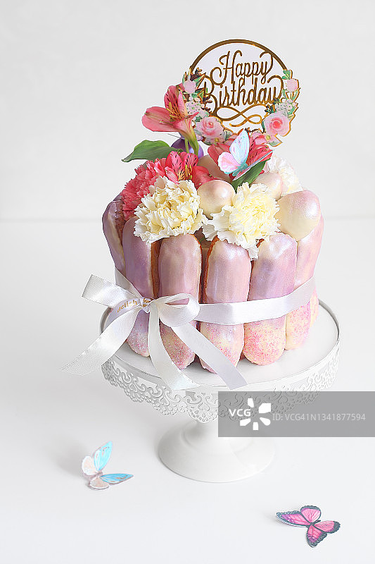 夏洛特闪电泡芙生日蛋糕图片素材