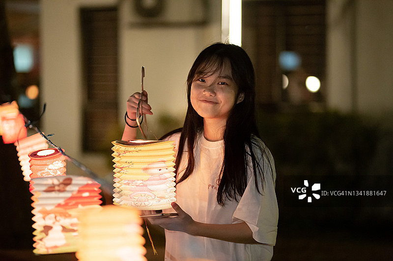 中国少女展示纸灯笼，庆祝中秋节图片素材