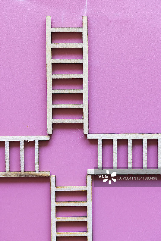 粉色背景上的梯子图片素材
