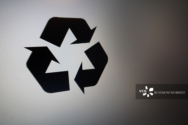 电脑显示器上的黑色回收图标图片素材