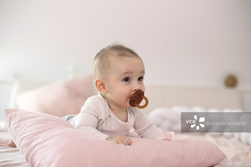 宝宝吸吮奶嘴图片素材