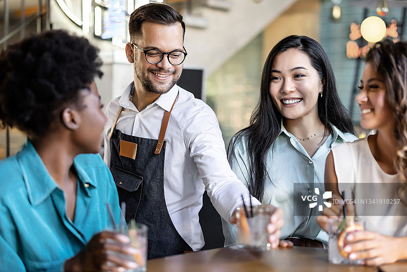 他会确保他们不渴图片素材
