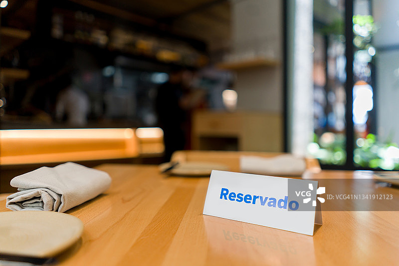 餐厅餐桌上的预留牌特写图片素材