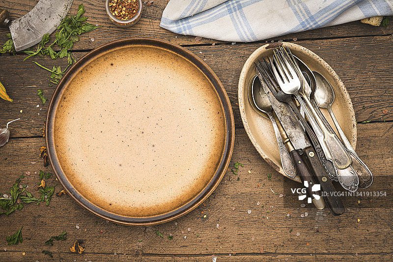带银器的空盘子图片素材