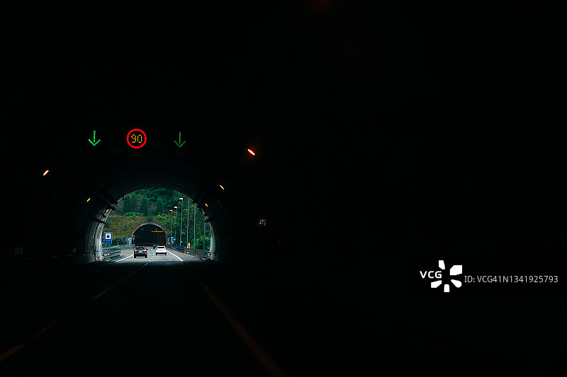 高速公路隧道视角，限速90，车辆，交通图片素材
