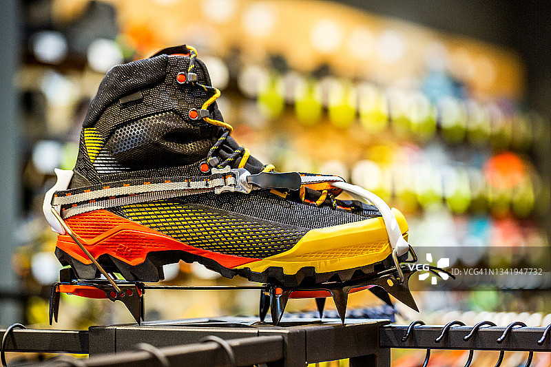 户外店中的登山鞋图片素材