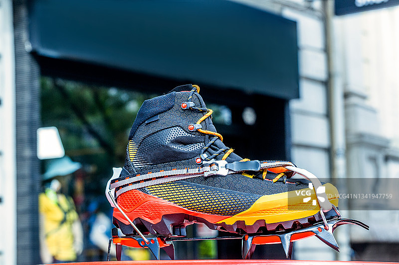 户外商店前的登山鞋图片素材