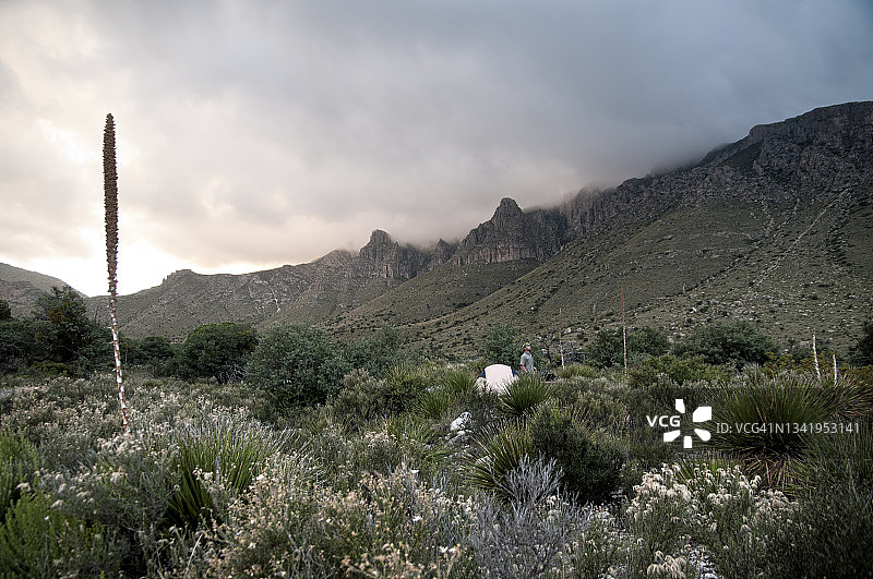 露营者在瓜达卢佩国家公园仰望暴风雨欲来的天空图片素材