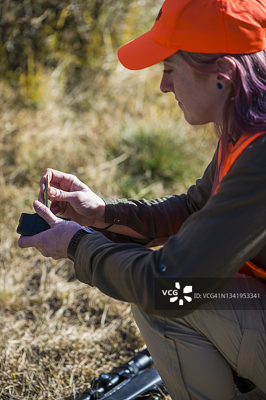 美国科罗拉多州，女猎人重新装填步枪弹匣图片素材