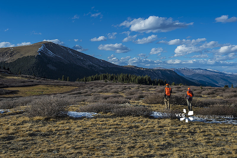 美国科罗拉多州阳光明媚的日子里徒步旅行的猎人图片素材