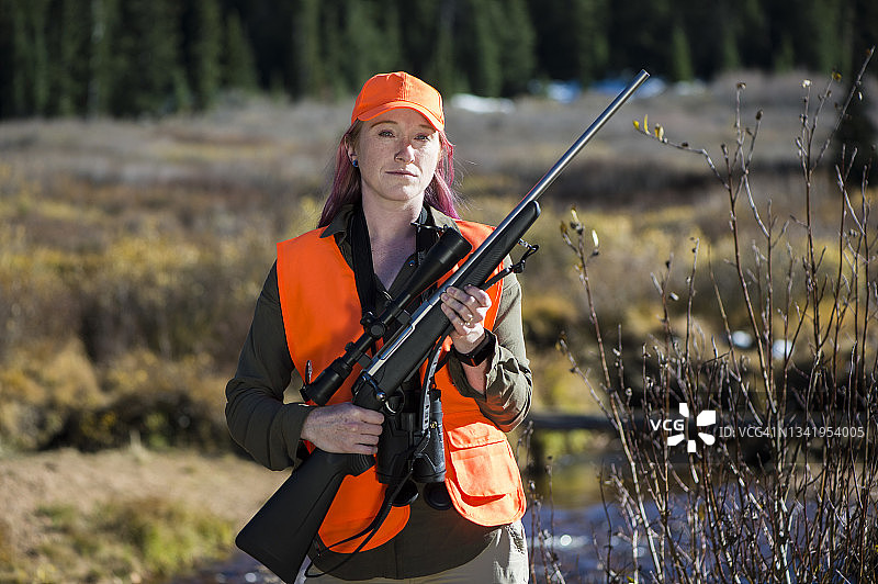 美国科罗拉多州的女猎人肖像图片素材