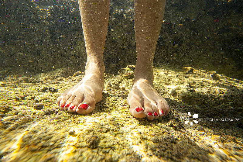 水下站立的人腿特写图片素材