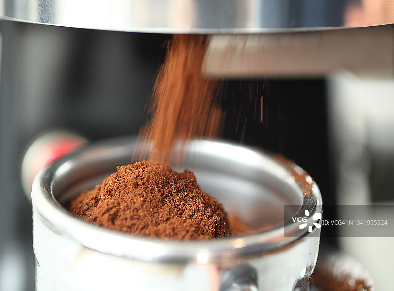 倾倒研磨咖啡，美国加利福尼亚州奥克兰图片素材
