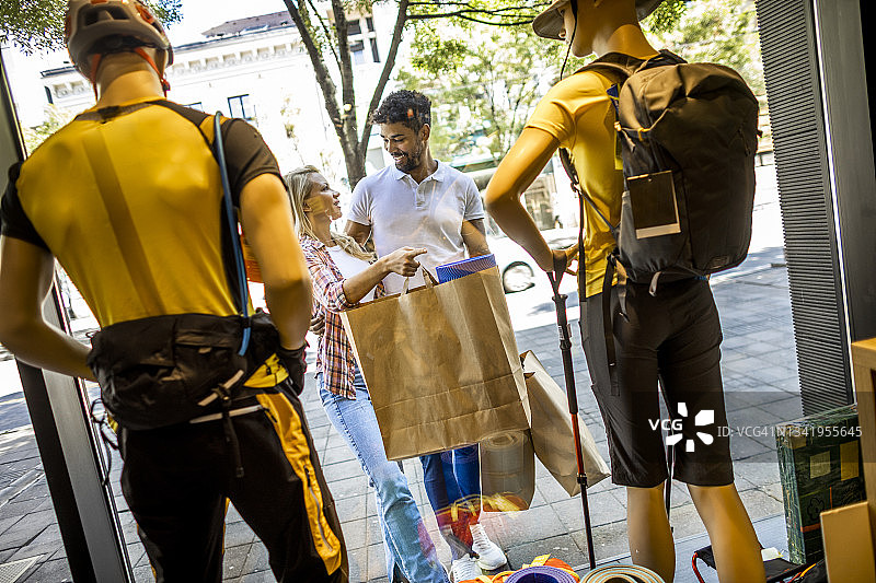 在户外装备店购物的情侣图片素材