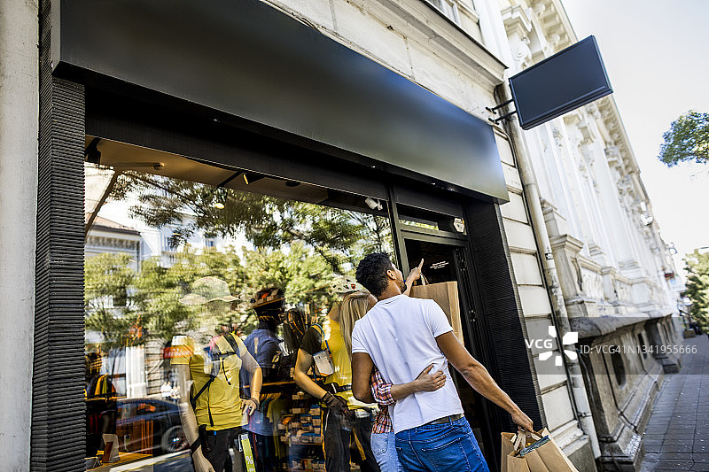 情侣选购户外装备，为旅行做准备图片素材