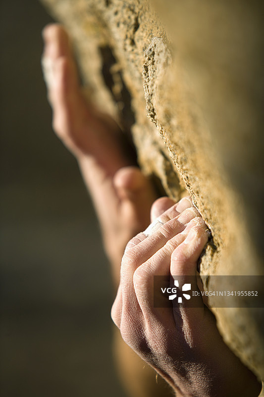 登山者的手抓住岩石图片素材