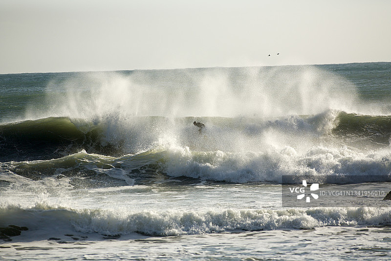 男子在加利福尼亚州迷失海岸冲浪图片素材