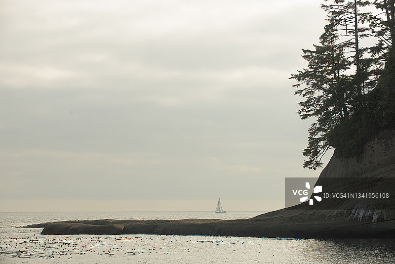 加拿大不列颠哥伦比亚省温哥华岛西海岸步道帆船海岸风光图片素材