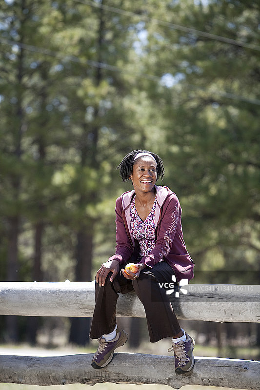 女人在新墨西哥州的跑步中休息图片素材