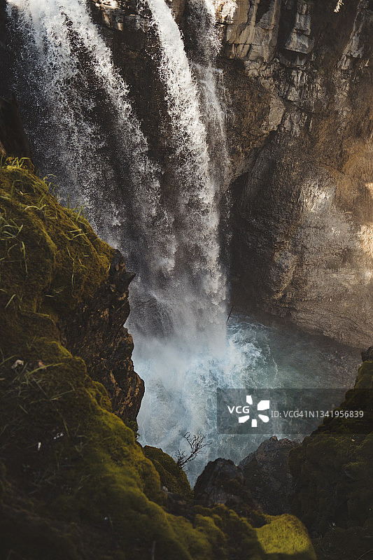 瀑布，加拿大艾伯塔省约翰斯顿峡谷图片素材