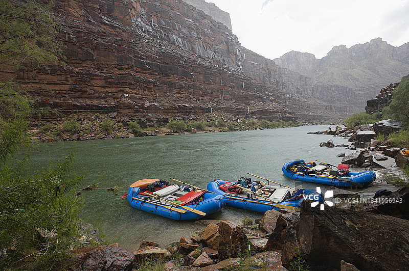 在亚利桑那州大峡谷的科罗拉多河上，突如其来的暴风雨袭击了漂流者图片素材