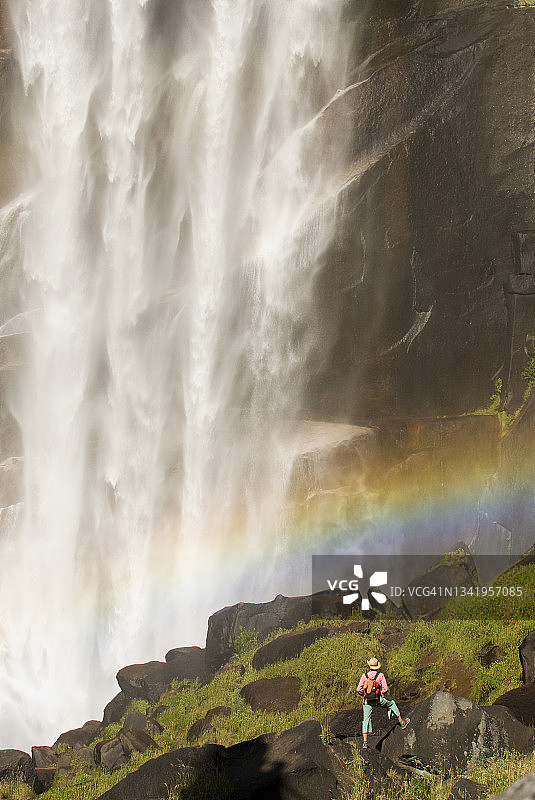 年轻女子探索巨型瀑布图片素材