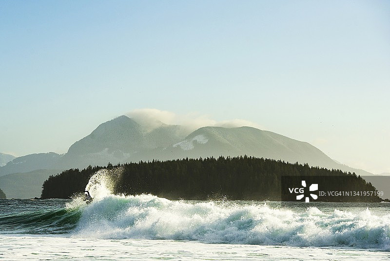冲浪者在寒冷的加拿大海浪中驰骋图片素材