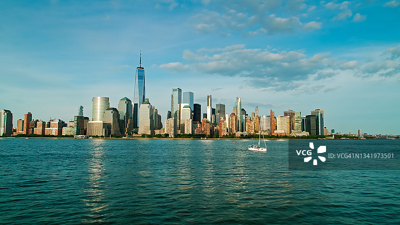 哈德逊河上的帆船，远处是曼哈顿天际线图片素材