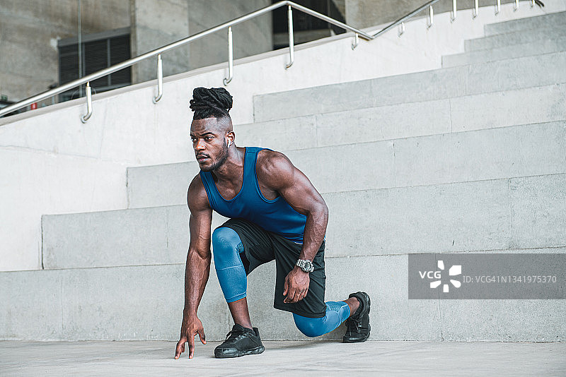 户外运动：正在热身的活力男运动员图片素材